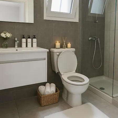 White Sea View Apartment *